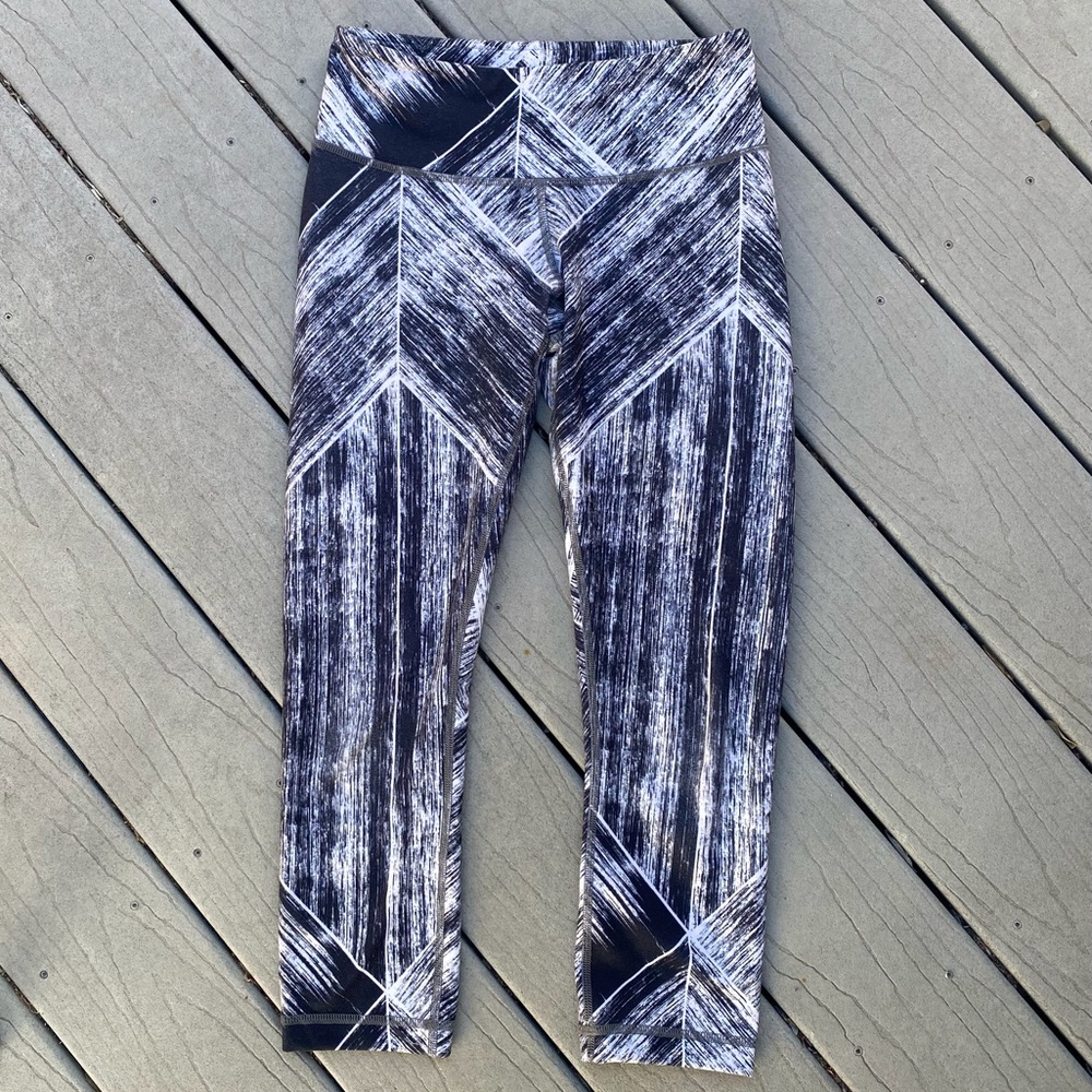 LULULEMON Black & White Graphic Print